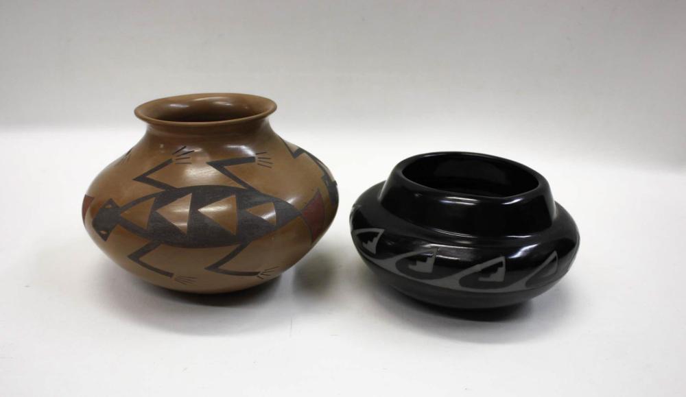 TWO SOUTHWEST NATIVE AMERICAN POTTERY 33ead9