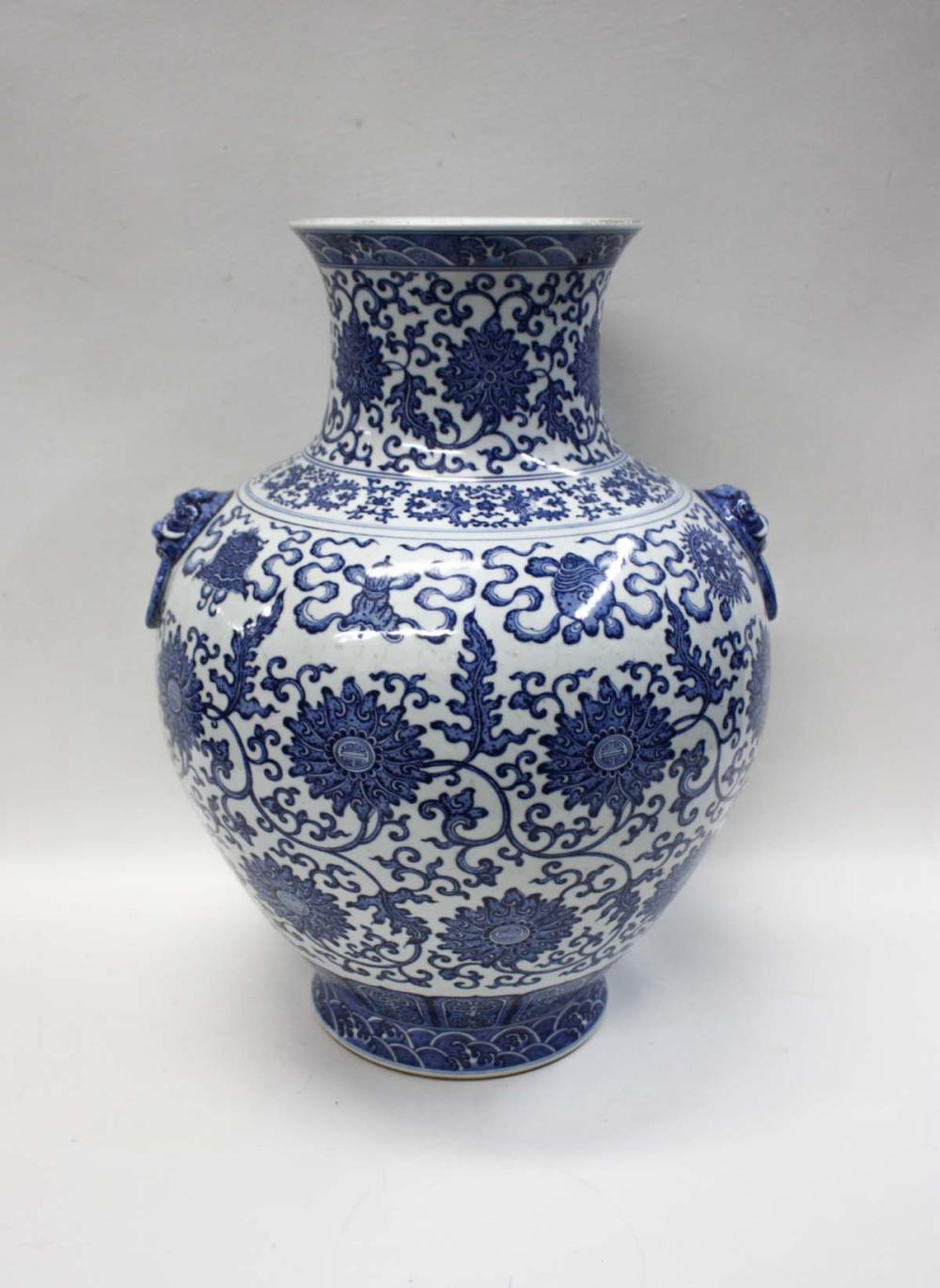 CHINESE BLUE AND WHITE VASE OF 33eb26