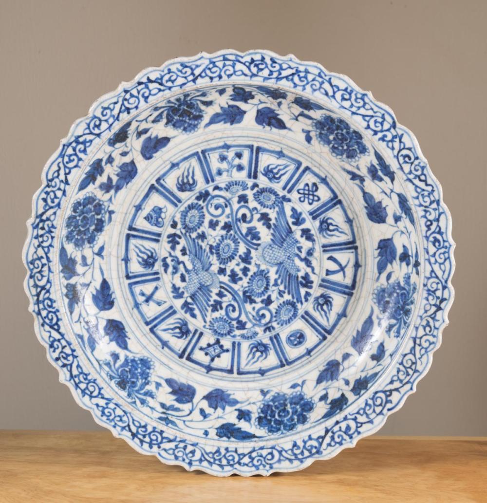 CHINESE BLUE AND WHITE CHARGER  33ec25