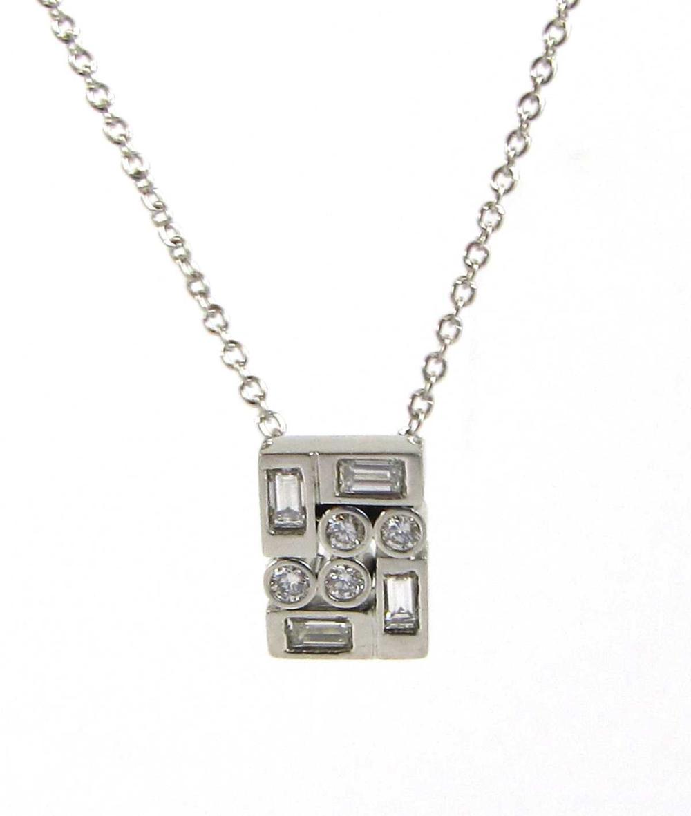 DIAMOND AND PLATINUM PENDANT NECKLACE  33ec87