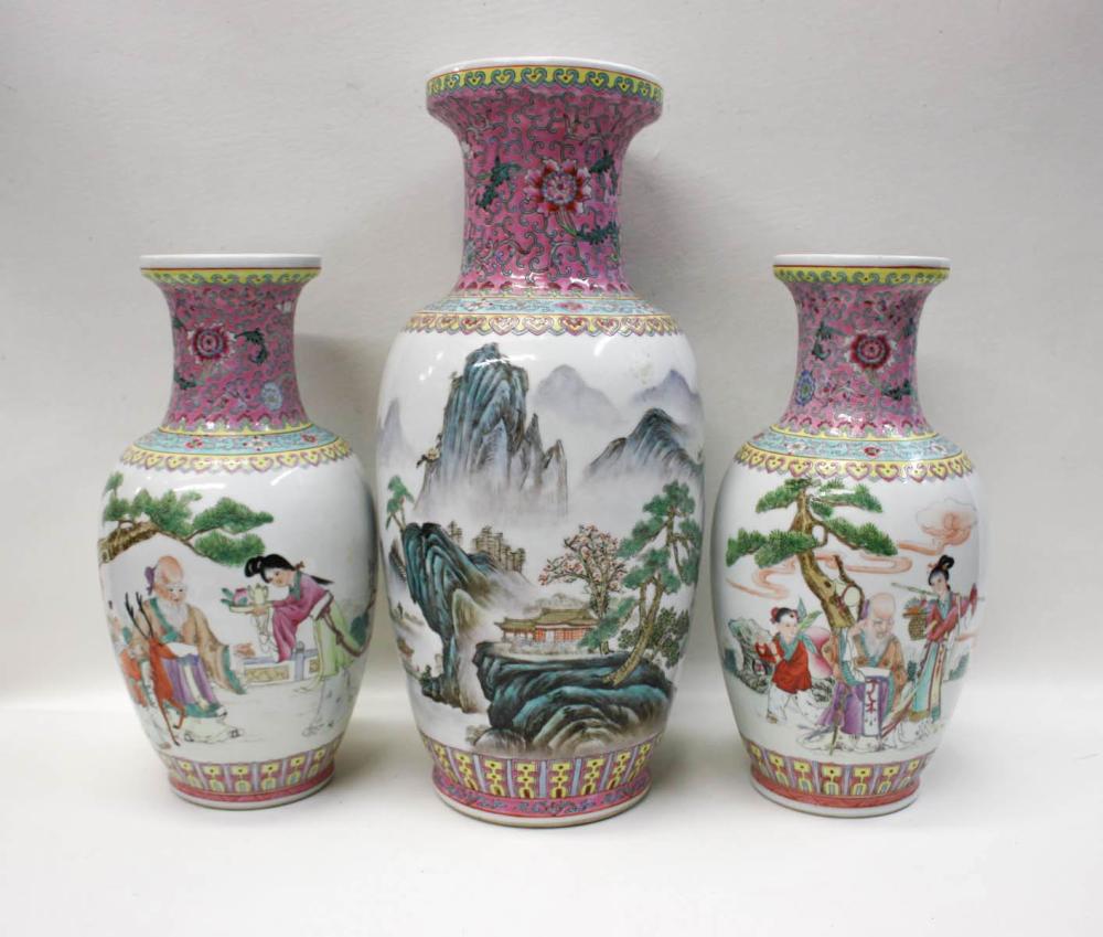 THREE CHINESE FAMILLE ROSE PORCELAIN 33ecf5