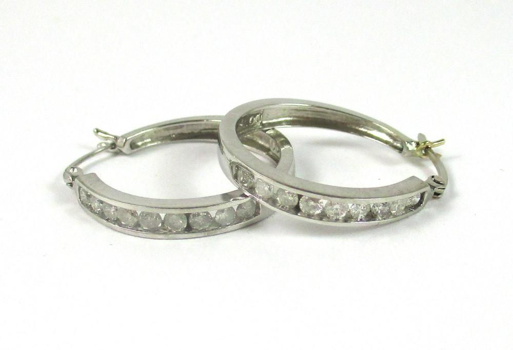 PAIR OF DIAMOND AND WHITE GOLD 33ee48