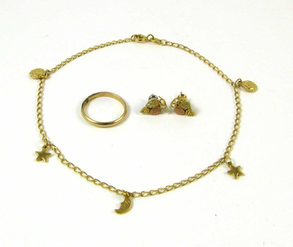 FOUR ARTICLES OF YELLOW GOLD JEWELRY,