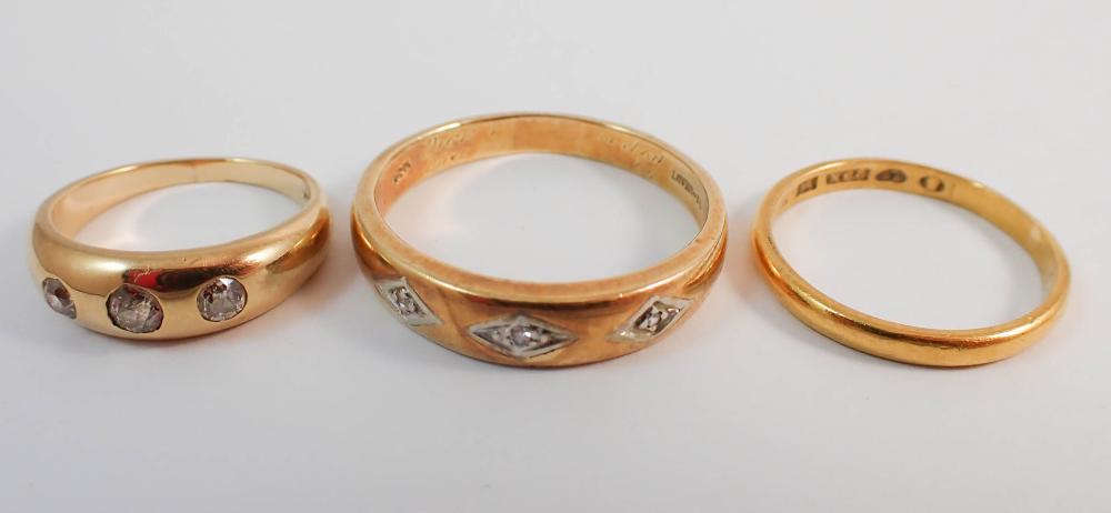 COLLECTION OF THREE YELLOW GOLD 33f094