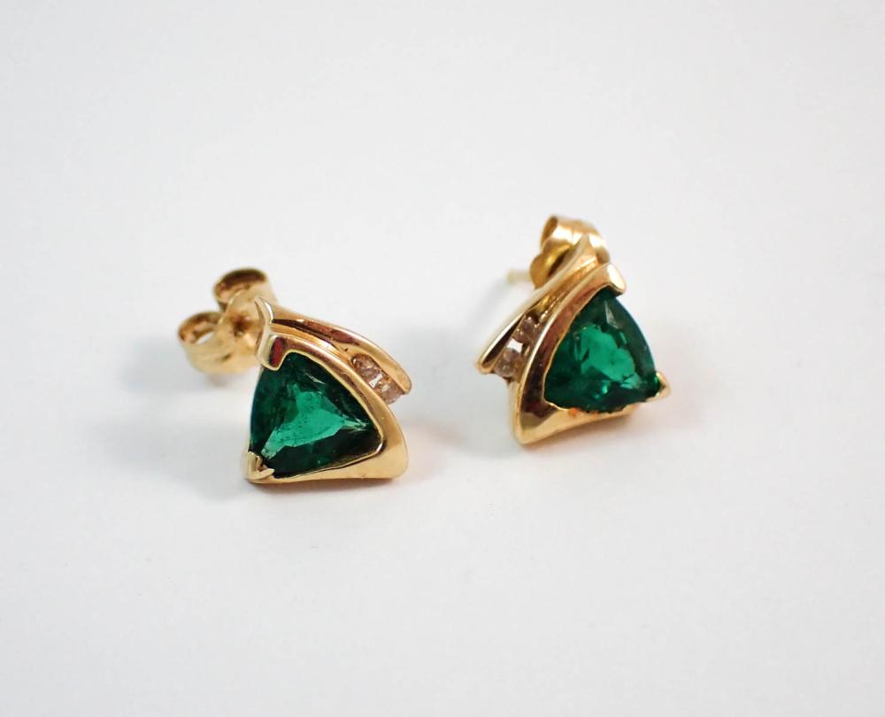 PAIR OF EMERALD AND DIAMOND STUD 33f0de