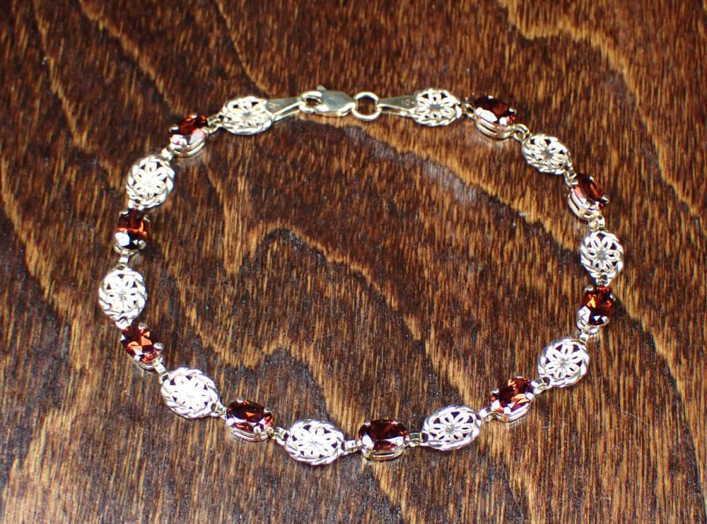 GARNET AND YELLOW GOLD LINK BRACELETGARNET