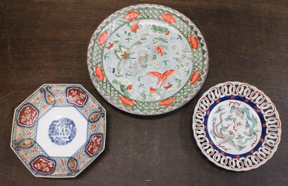 THREE CHINESE PORCELAIN ARTICLES  341933