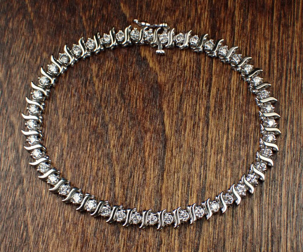 DIAMOND AND WHITE GOLD TENNIS BRACELET.