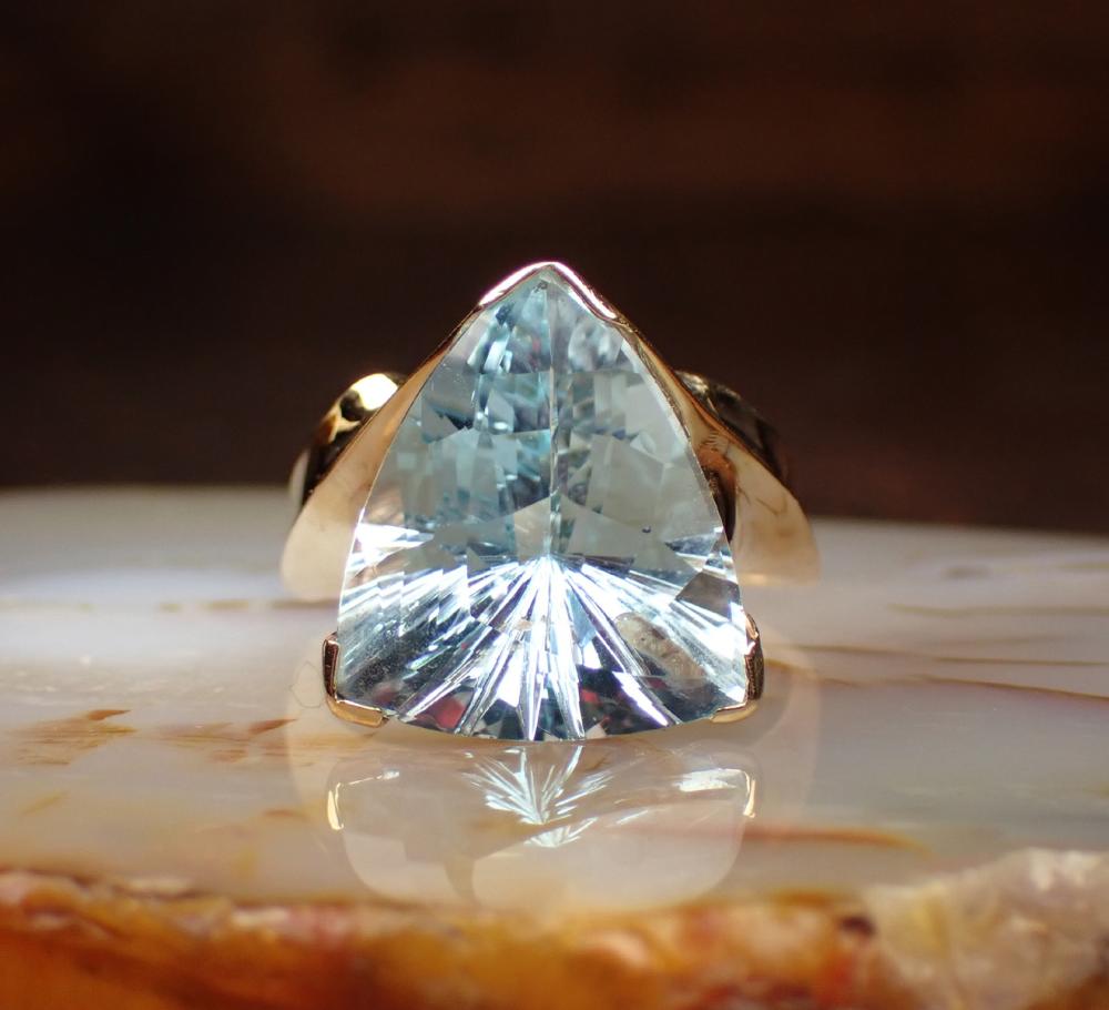 BLUE TOPAZ AND FOURTEEN KARAT GOLD 34198c