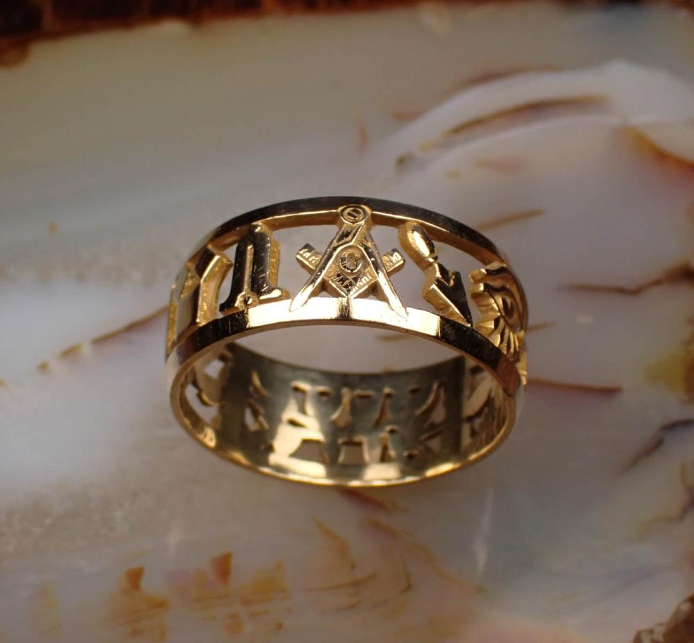 MAN'S FOURTEEN KARAT YELLOW GOLD