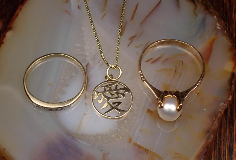 THREE ARTICLES OF YELLOW GOLD JEWELRYTHREE