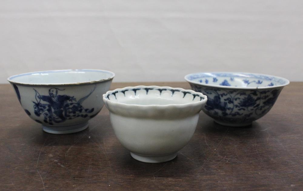 THREE CHINESE BLUE AND WHITE PORCELAIN 341b22