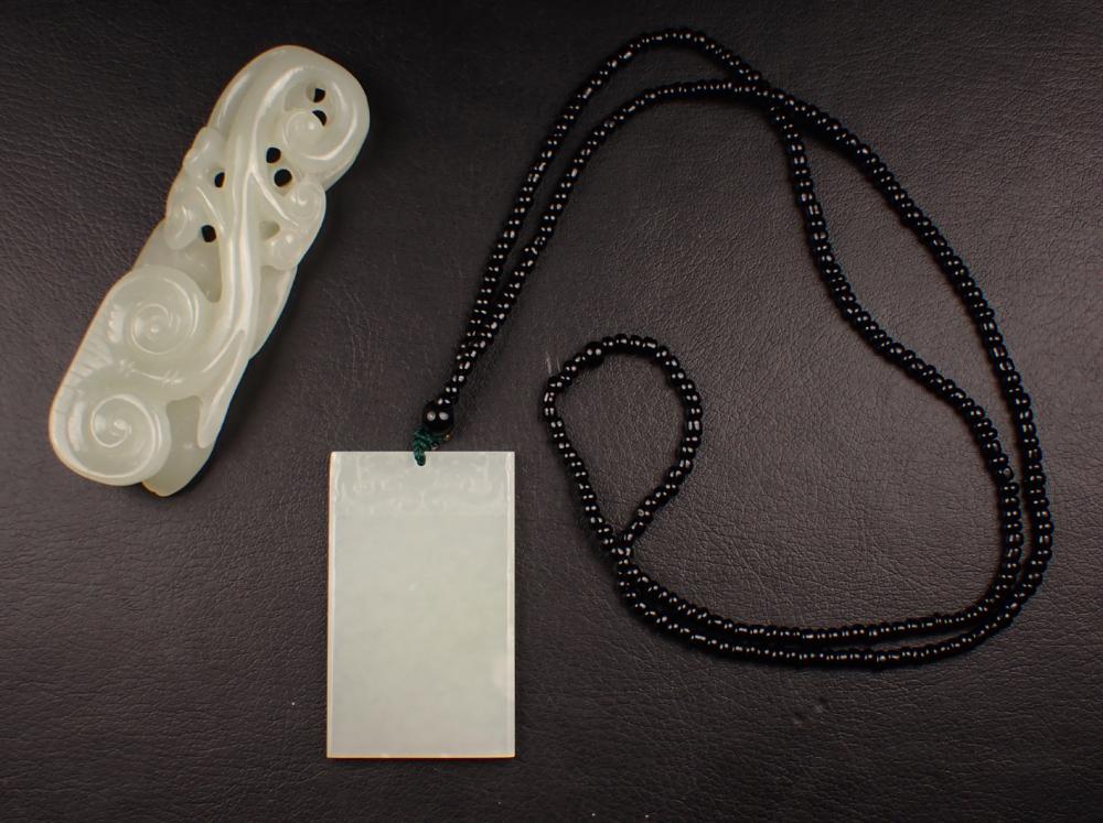 CHINESE CARVED WHITE JADE PENDANT