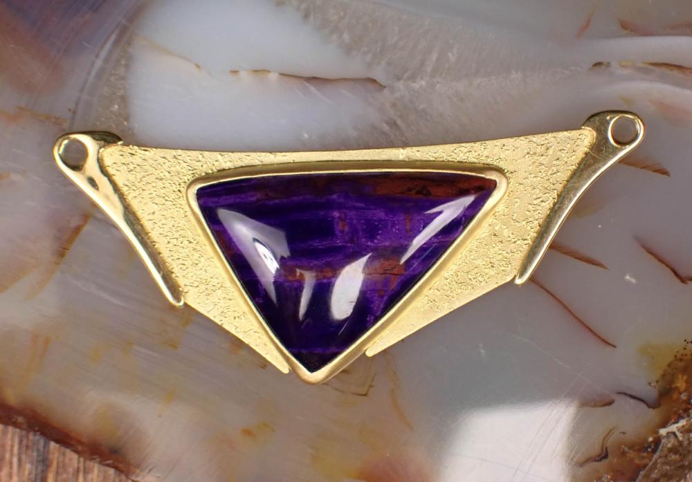 SUGILITE AND EIGHTEEN KARAT YELLOW