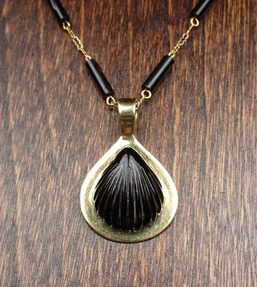 BLACK CORAL AND YELLOW GOLD PENDANT 341b63