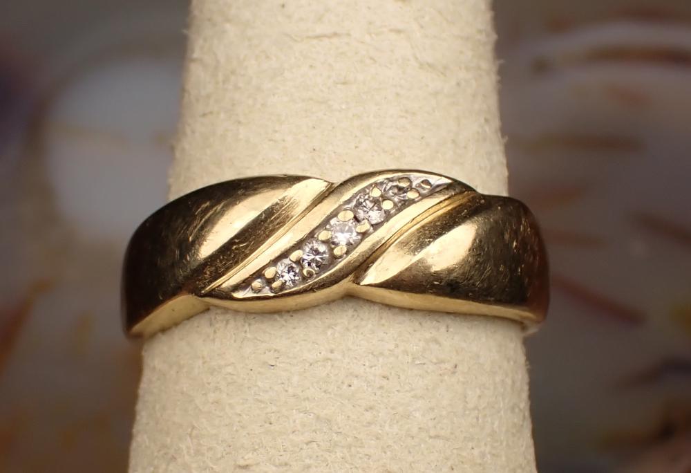 MAN'S DIAMOND AND YELLOW GOLD RINGMAN'S