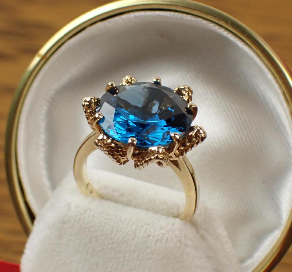 BLUE SPINEL AND GOLD SOLITAIRE