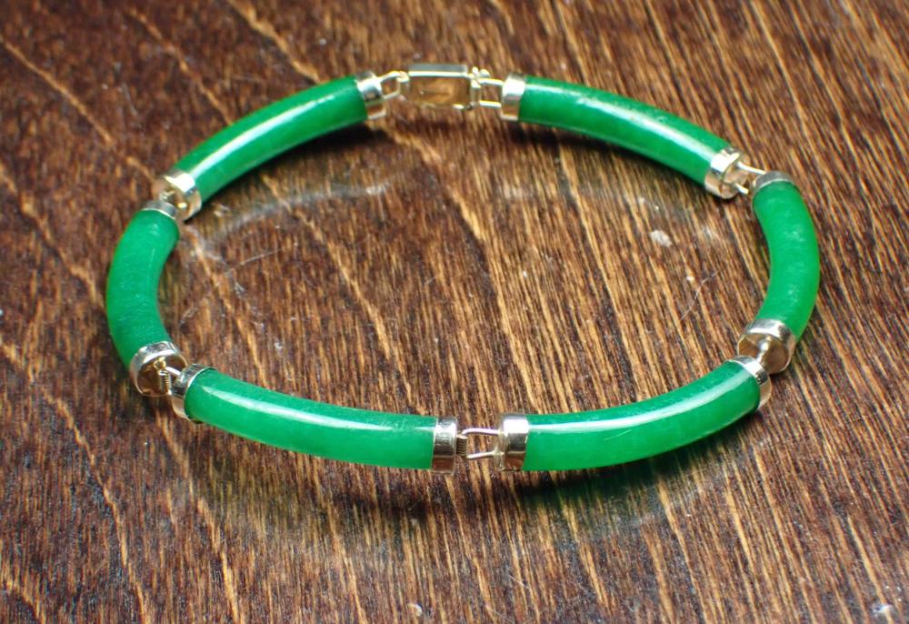 JADE AND FOURTEEN KARAT GOLD BRACELETJADE 341ef8