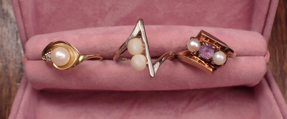 THREE VINTAGE WHITE PEARL RINGSTHREE 341f5f