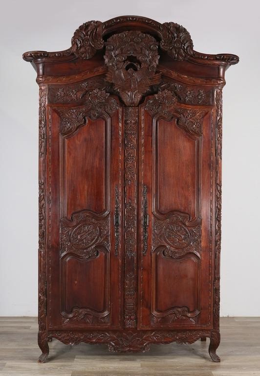 ITALIAN STYLE CARVED ARMOIREItalian 341ffe