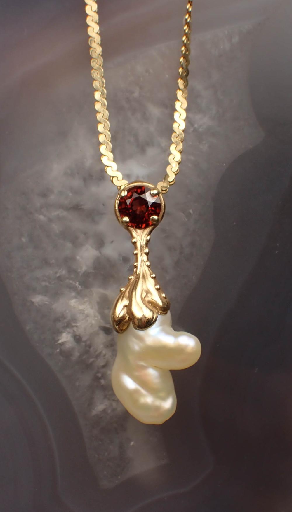 BAROQUE PEARL AND GARNET PENDANT 342403