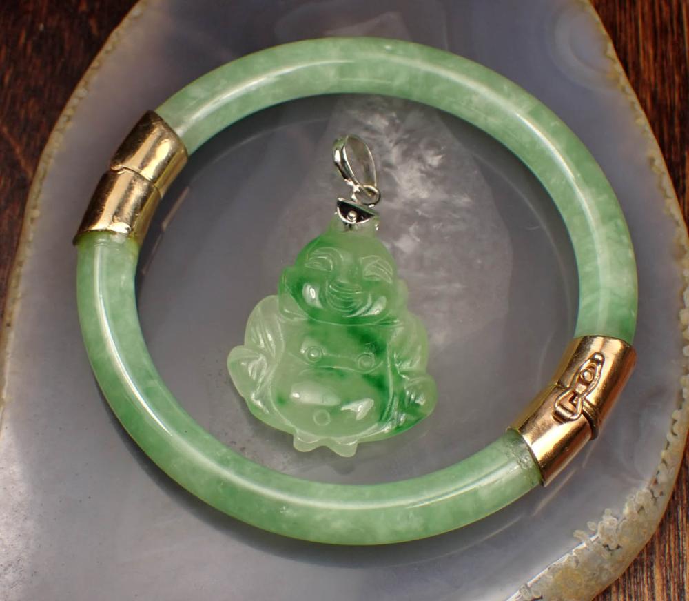 TWO ARTICLES OF GREEN JADE JEWELRYTWO