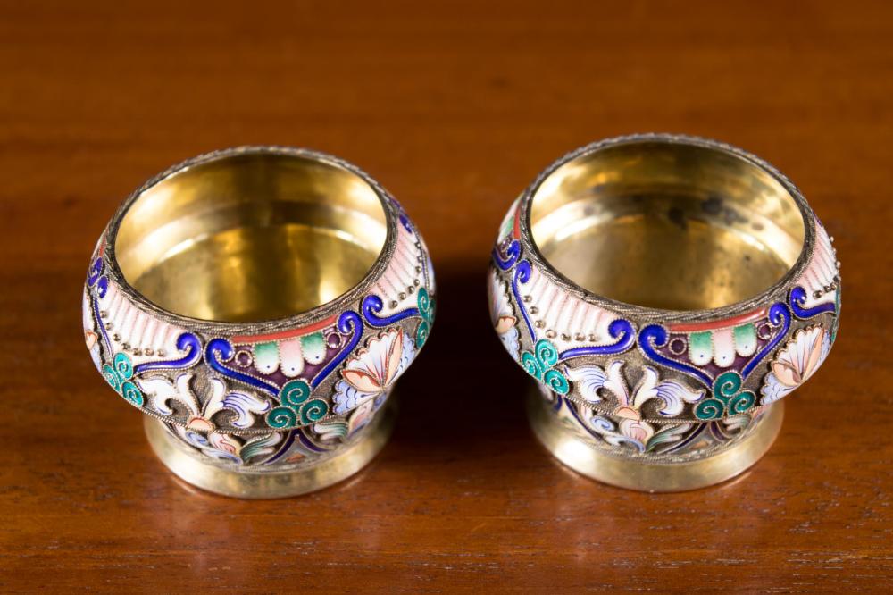 A PAIR OF RUSSIAN ENAMELED SILVER 34268d