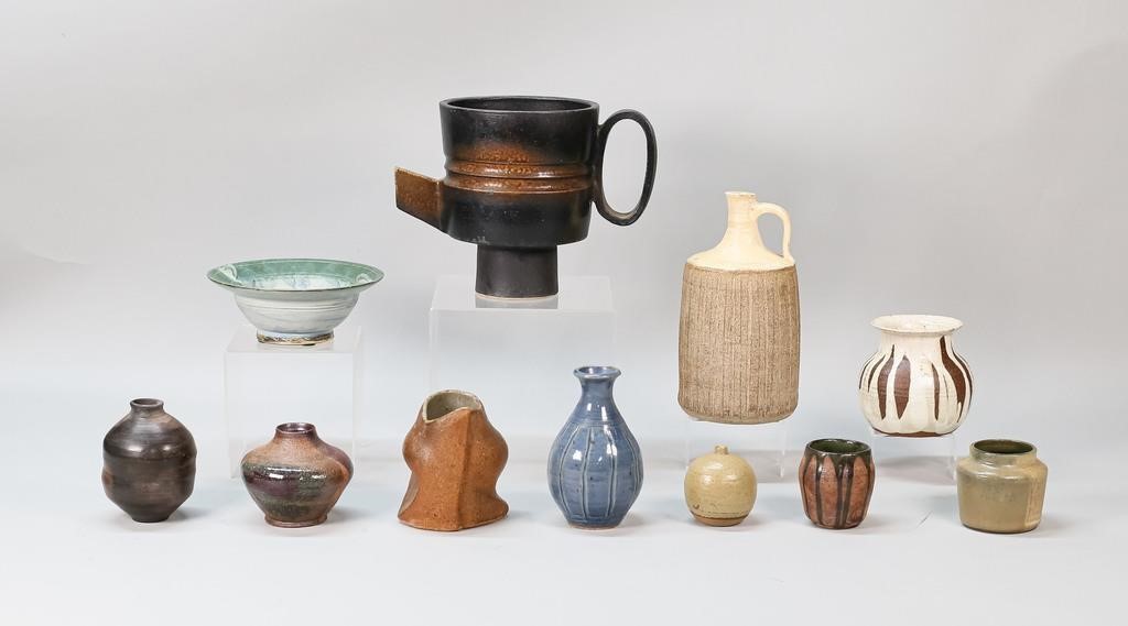 11 PIECES MODERN POTTERYEleven