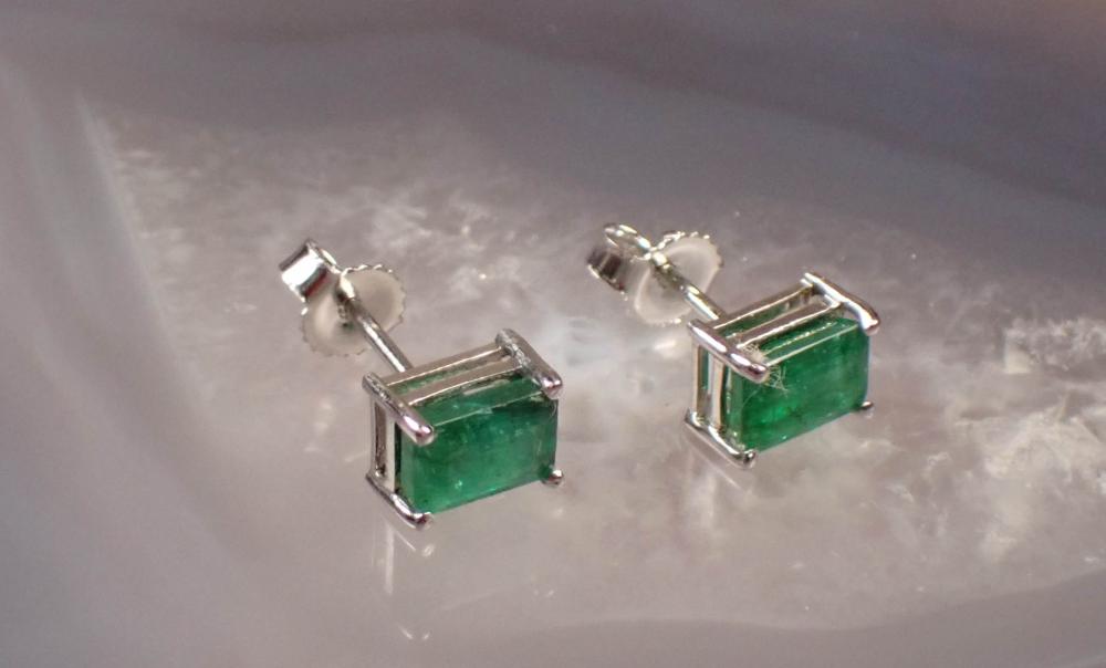 PAIR OF EMERALD AND GOLD EAR STUDSPAIR