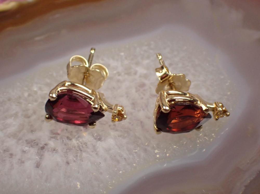 PAIR OF GARNET AND DIAMOND STUD 342916