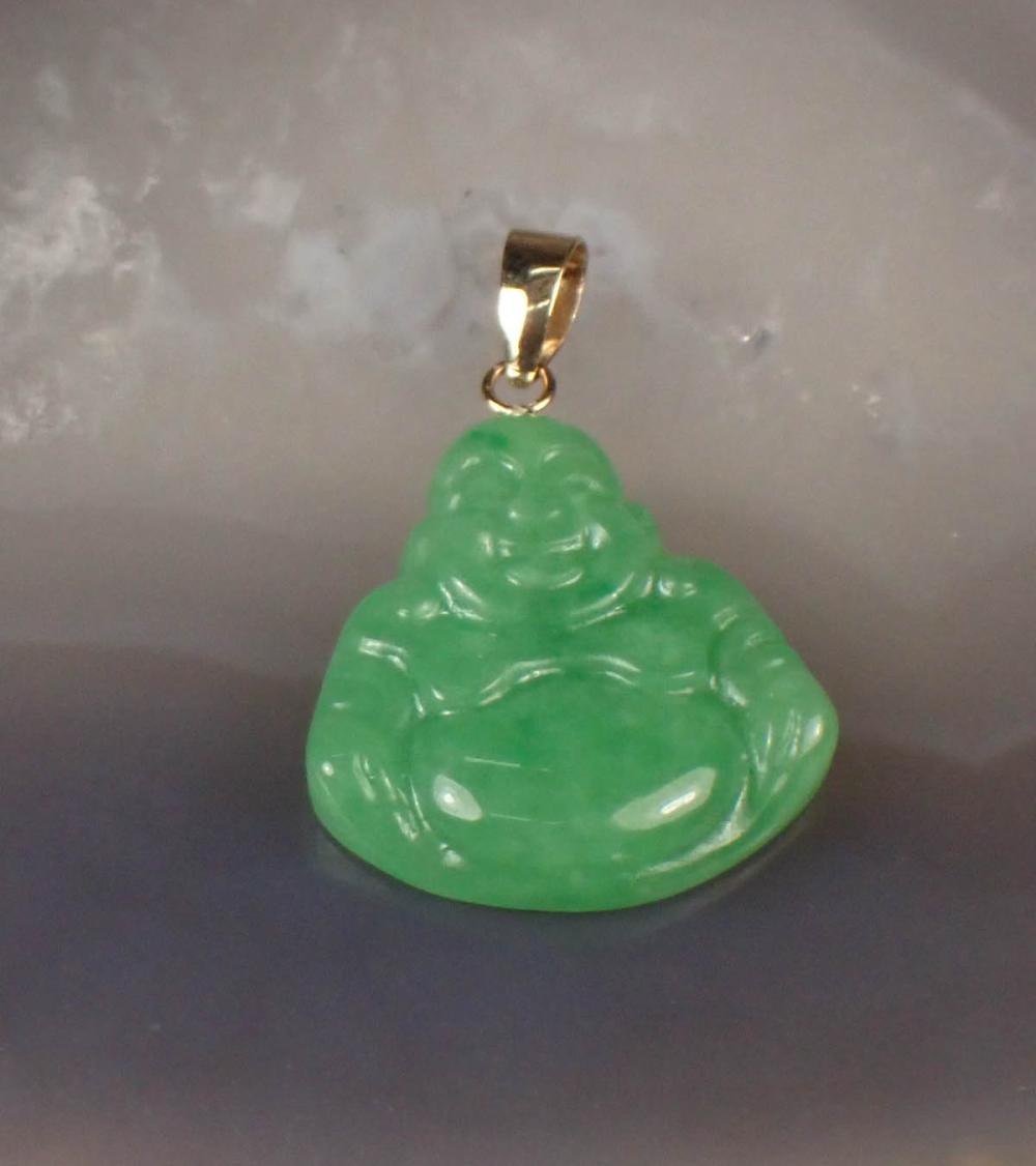 GREEN JADE AND FOURTEEN KARAT GOLD PENDANTGREEN