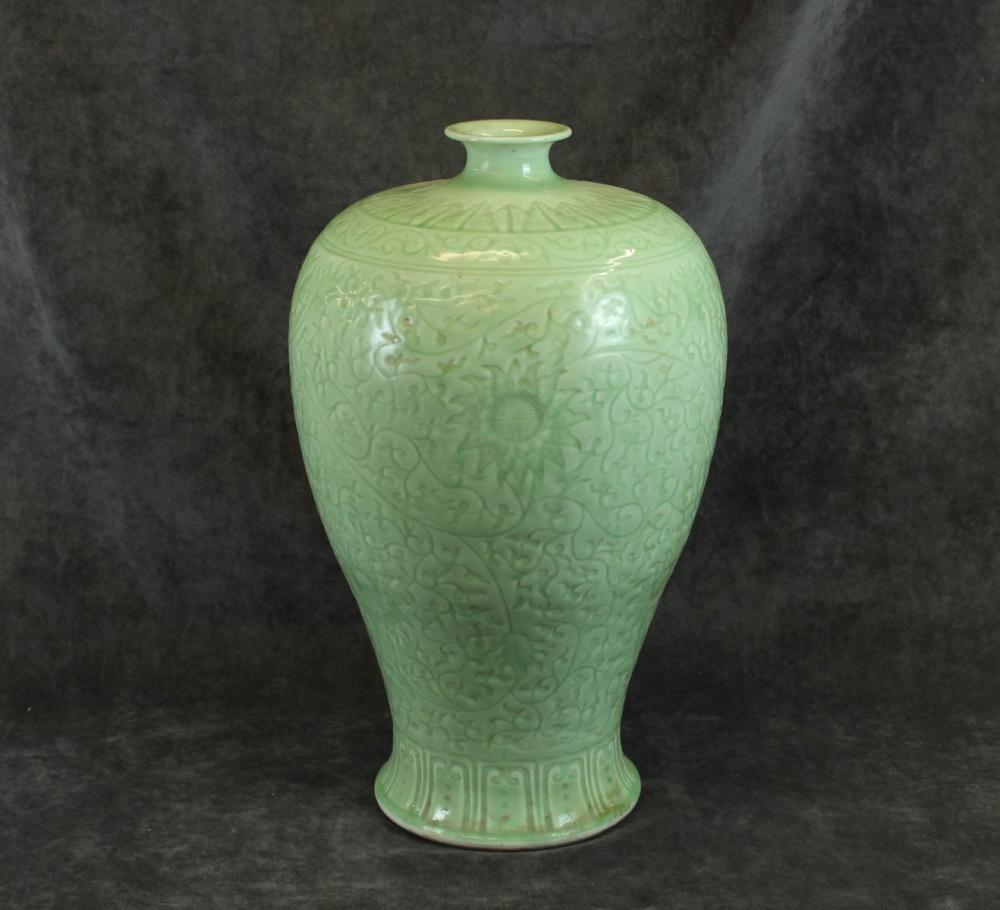 LARGE CHINESE LONGQUAN CELADON