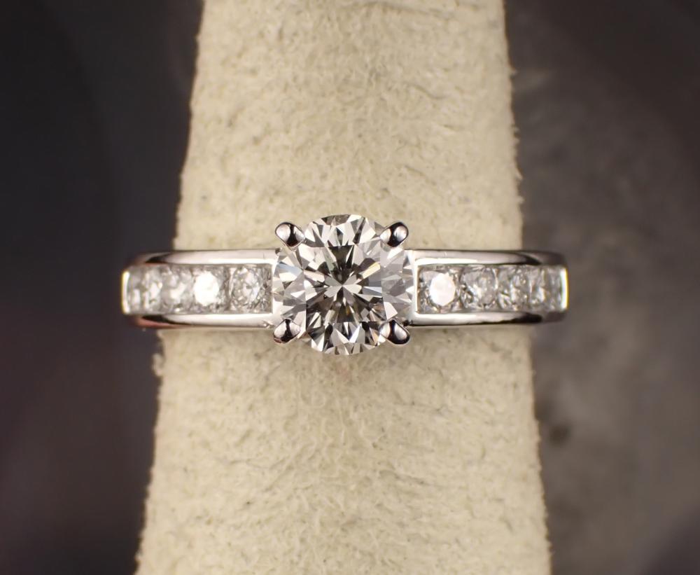 A DIAMOND RINGA DIAMOND RING platinum 342a47