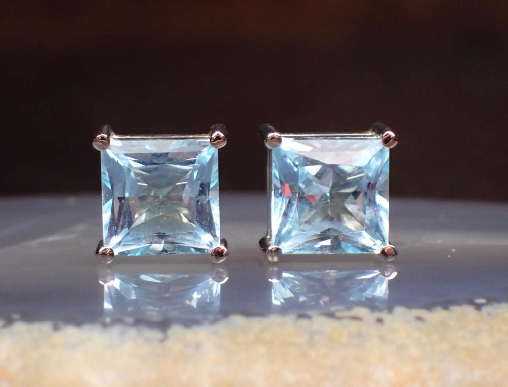 PAIR OF BLUE TOPAZ SOLITAIRE EAR 342a52