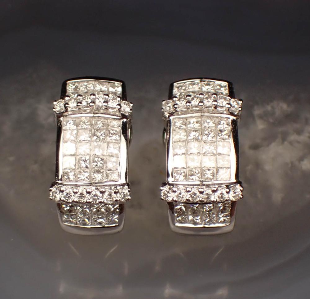 A PAIR OF DIAMOND EARRINGSA PAIR 342a64