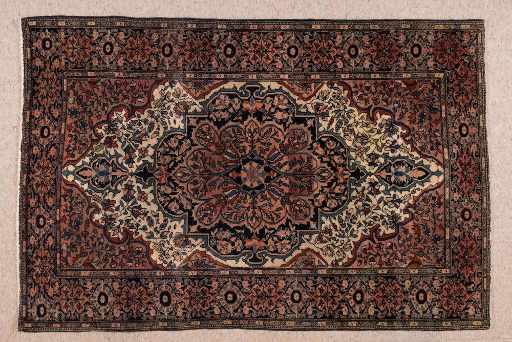 ANTIQUE PERSIAN FEREGHAN SAROUKANTIQUE