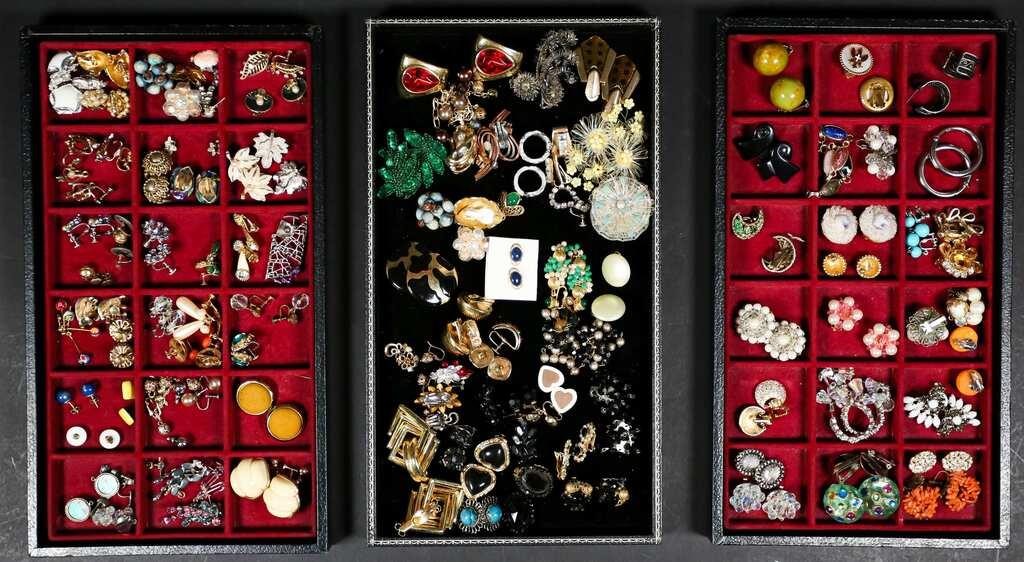 LOT OF COSTUME JEWELRY EARRINGSLot 342dbd