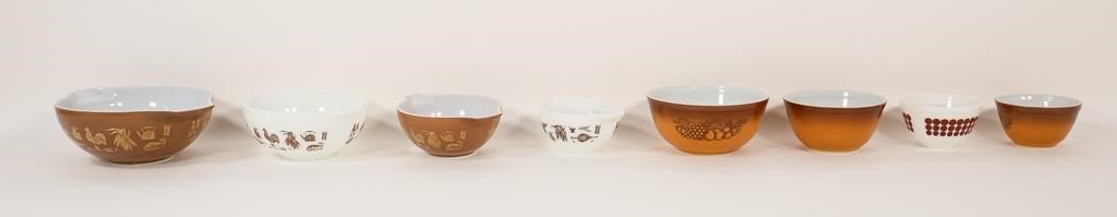 LOT OF VINTAGE PYREX MIXING BOWLSSet