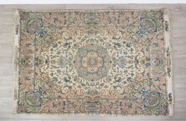 PERSIAN RUGOriental rug with center