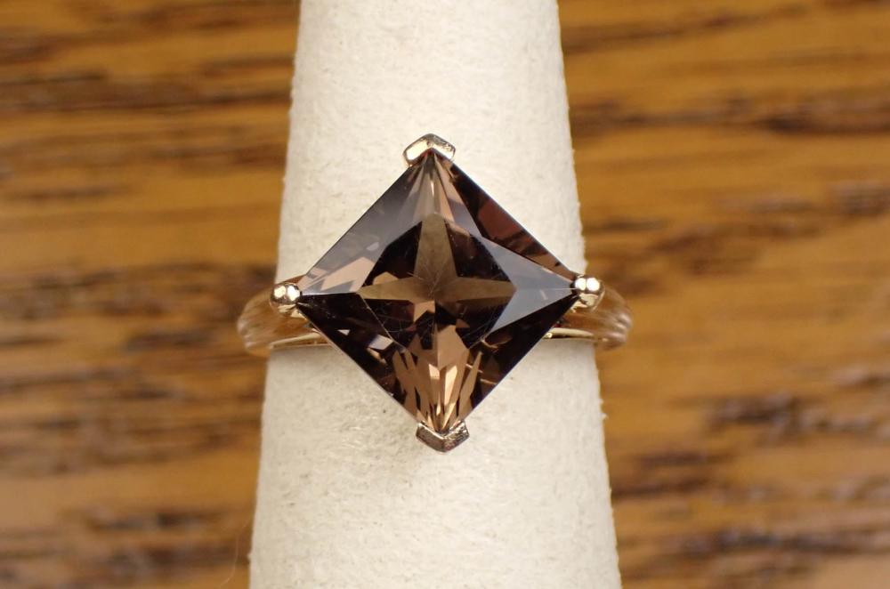 SMOKY QUARTZ AND YELLOW GOLD SOLITAIRE