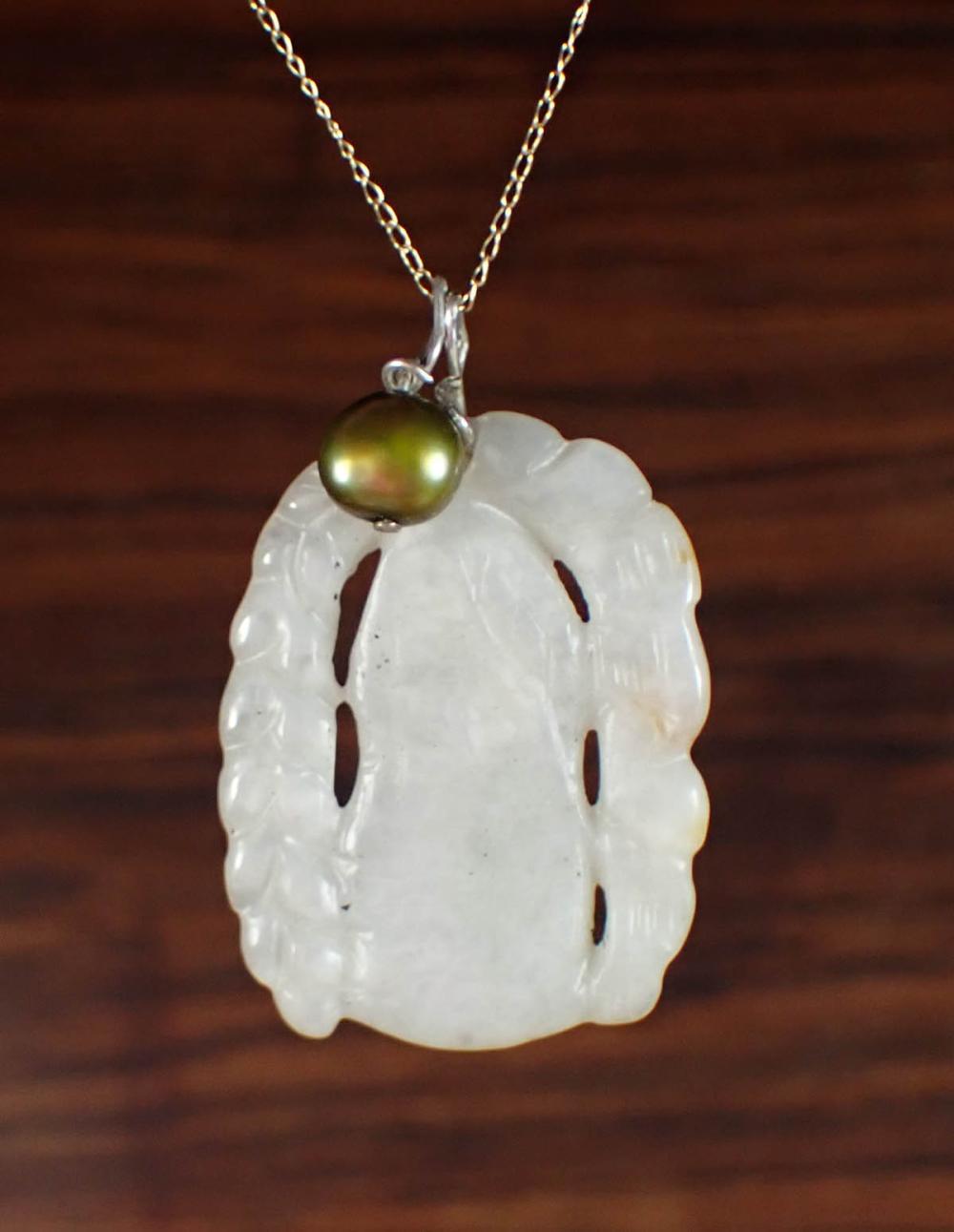 JADE, PEARL AND YELLOW GOLD PENDANT