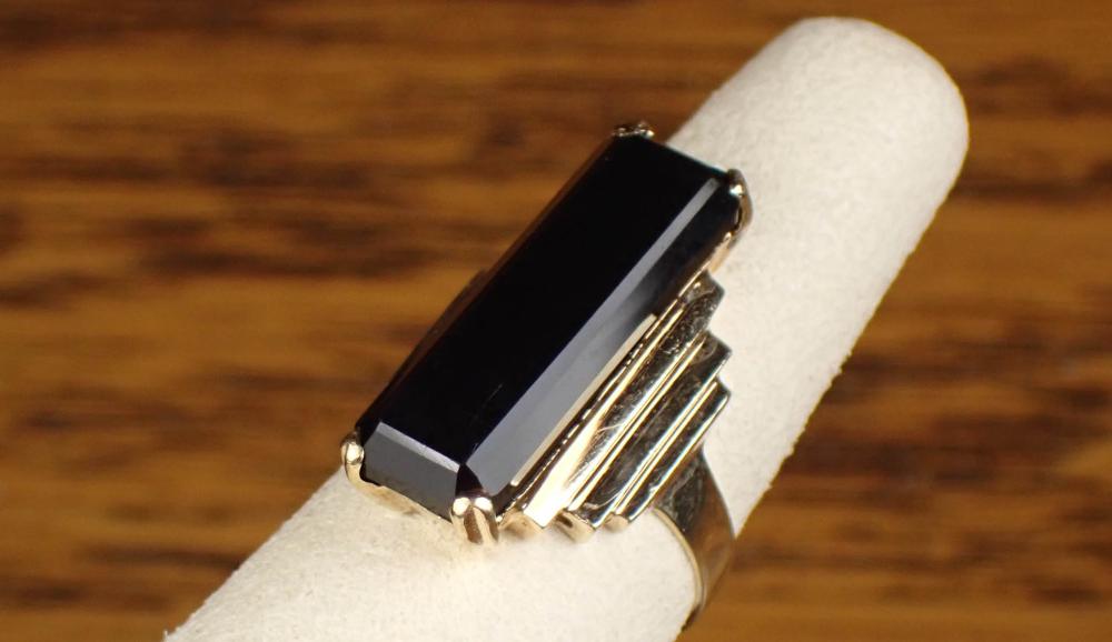 BLACK ONYX AND YELLOW GOLD SOLITAIRE