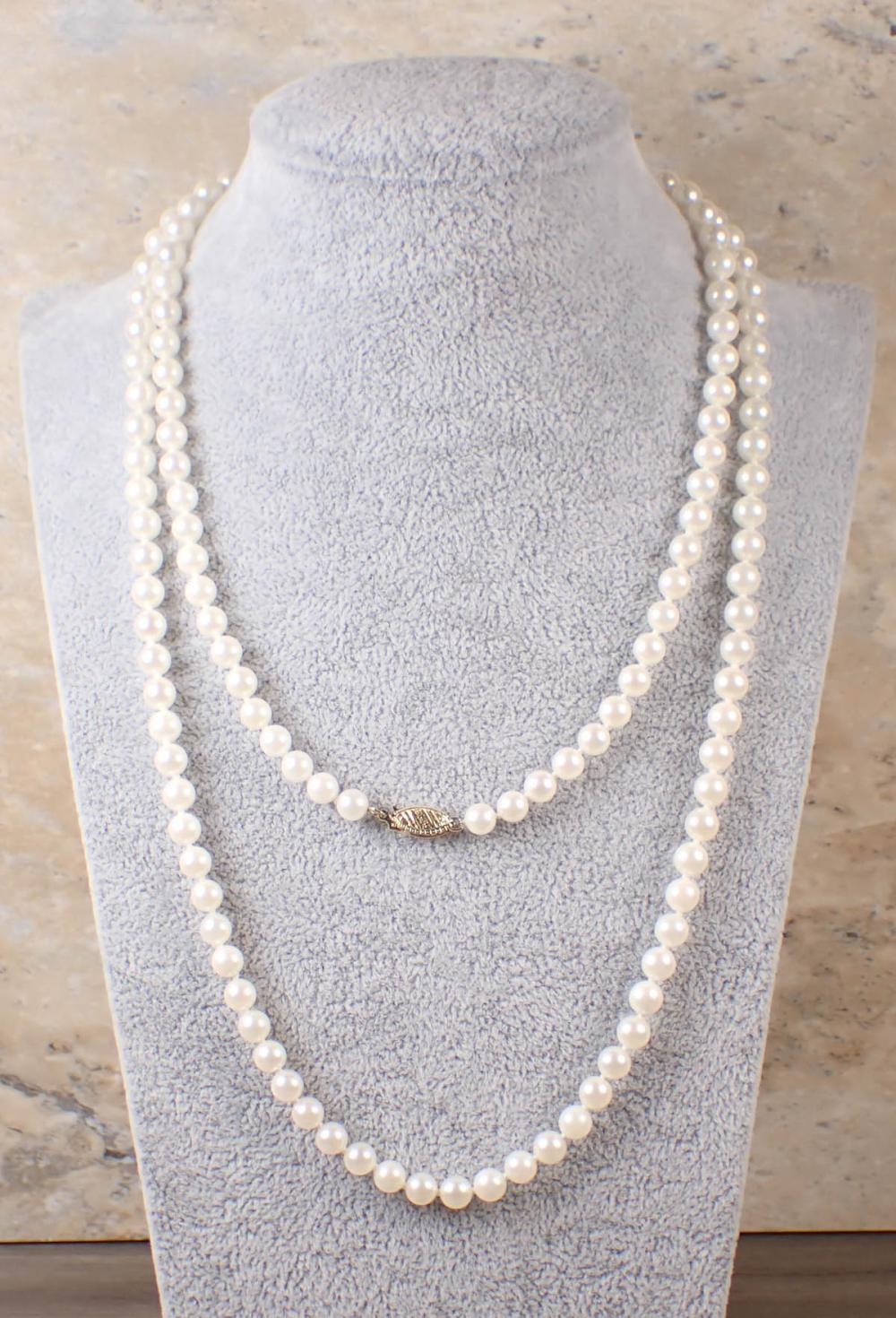 WHITE FRESHWATER PEARL NECKLACEWHITE