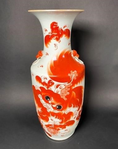 CHINESE PORCELAIN FOO DOG VASEChinese