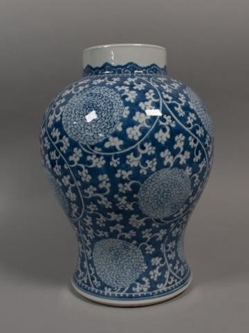 CHINESE PORCELAIN CHRYSANTHEMUM VASE18th/19th