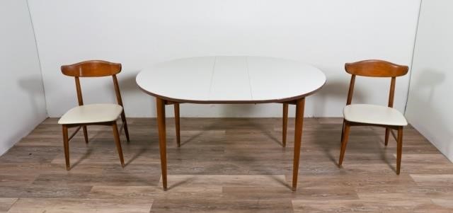 MID CENTURY MODERN CHAIRS AND TABLE 340ba8