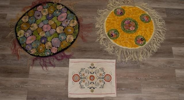 GROUPING OF EMBROIDERED ITEMSGrouping 340c40