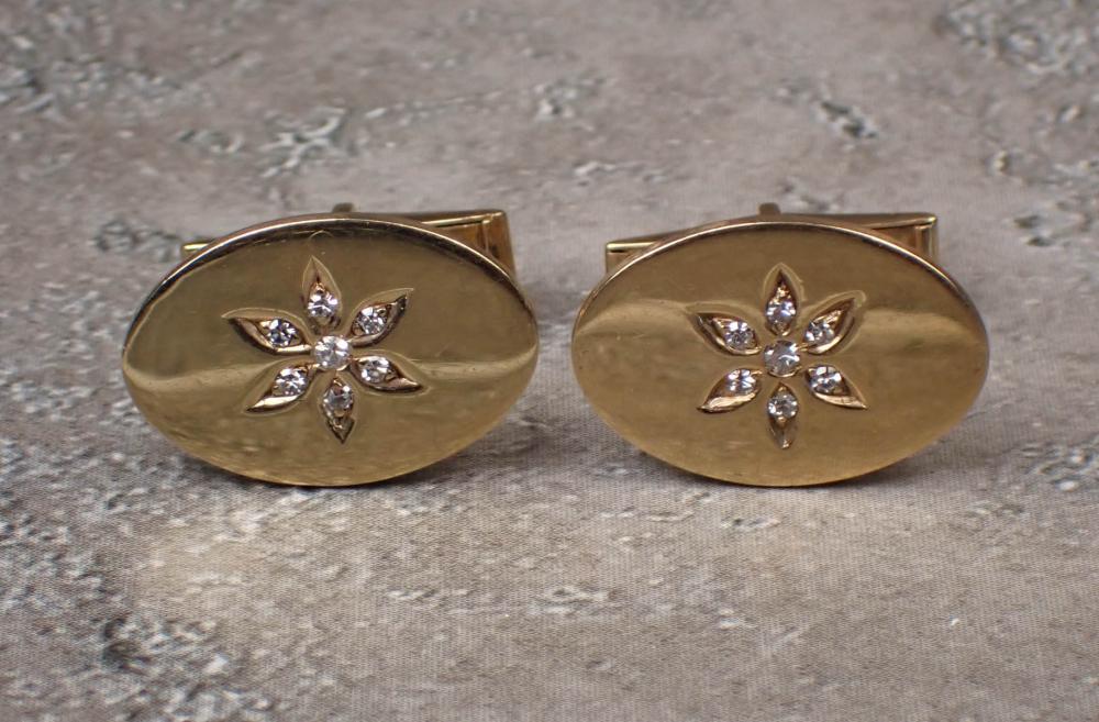 A PAIR OF DIAMOND CUFFLINKSA PAIR