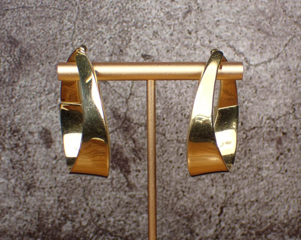 A HEAVY PAIR OF GOLD HOOP EAR CLIPSA