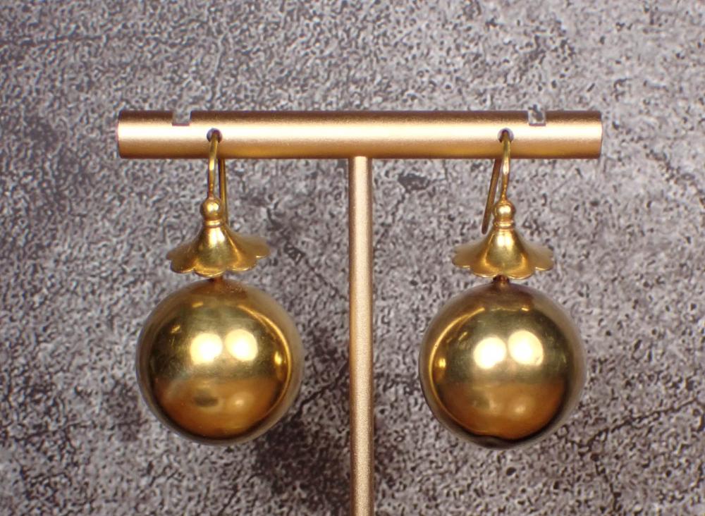 A PAIR OF GOLD BALL PENDANT EARRINGSA 340c7d